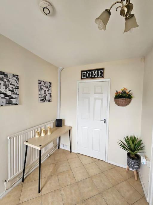 Warm Contractor-friendly Apartment *